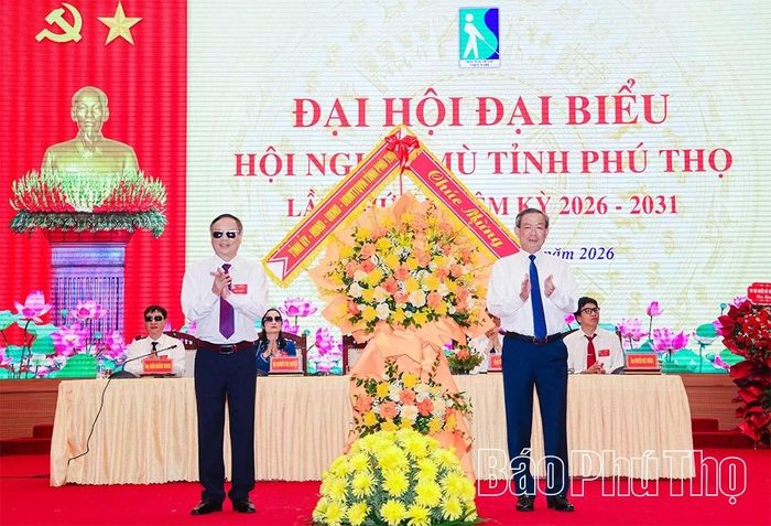 Đồng chí Phó Chủ tịch Thường trực Ủy ban MTTQ tỉnh Đinh Công Thực tặng hoa chúc mừng Đại hội.