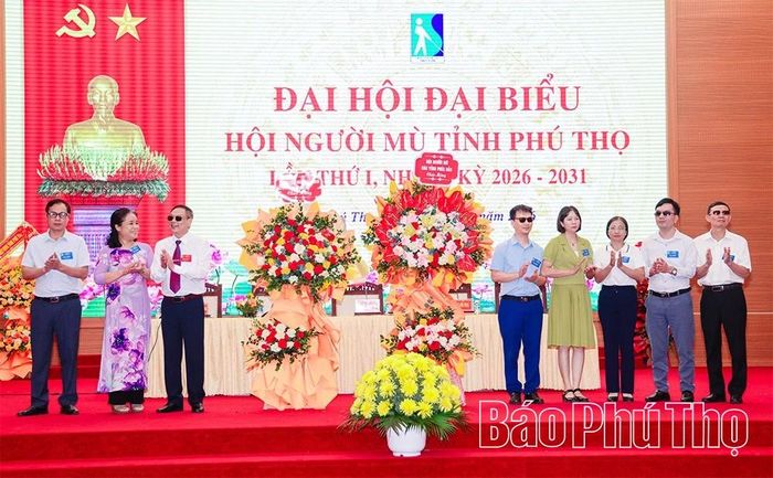 Hội Người mù các tỉnh phía Bắc tặng hoa chúc mừng Đại hội.