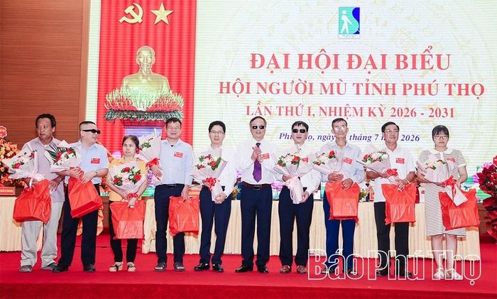 Đồng chí Vũ Hùng Mông - Chủ tịch Ban Chấp hành Hội người mù tỉnh Phú Thọ nhiệm kỳ 2026-2031 tặng hoa chia tay các đồng chí không tham gia Ban Chấp hành khóa mới.