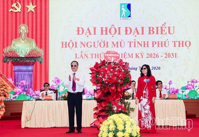 Đồng chí Phó Chủ tịch Hội Người mù Việt Nam Đinh Việt Anh tặng hoa chúc mừng Đại hội.