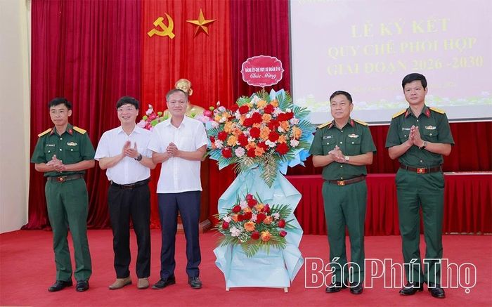 Lãnh đạo Đảng ủy, Chỉ huy Sư đoàn 316 tặng lẵng hoa chúc mừng các đơn vị ký kết phối hợp.