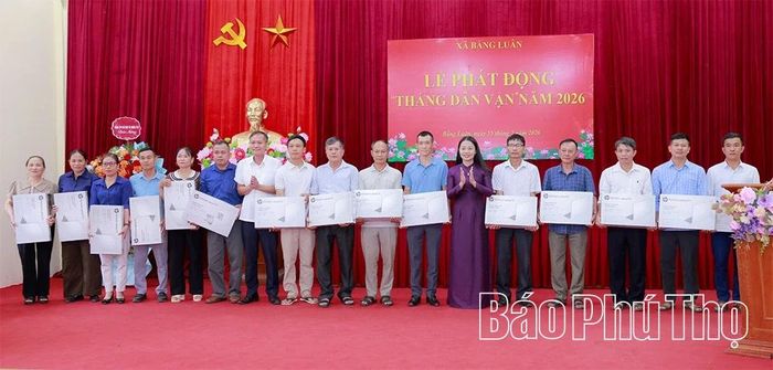 Lãnh đạo xã Bằng Luân trao máy tính xách tay tặng các đồng chí bí thư các thôn trên địa bàn