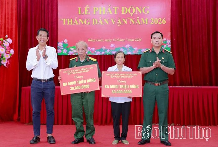 Hội Cựu chiến binh xã Bằng Luân trao hỗ trợ kinh phí sửa chữa nhà ở cho hội viên.