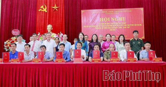 Lãnh đạo MTTQ xã Bằng Luân và các tổ chức, đoàn thể ký giao ước thi đua.