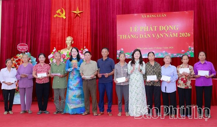 Các vị đại biểu trao quà của Hội Chữ thập đỏ tỉnh tặng người cao tuổi và các cháu học sinh khuyết tật.