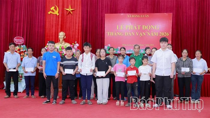Các vị đại biểu trao quà của Hội Chữ thập đỏ tỉnh tặng người cao tuổi và các cháu học sinh khuyết tật.