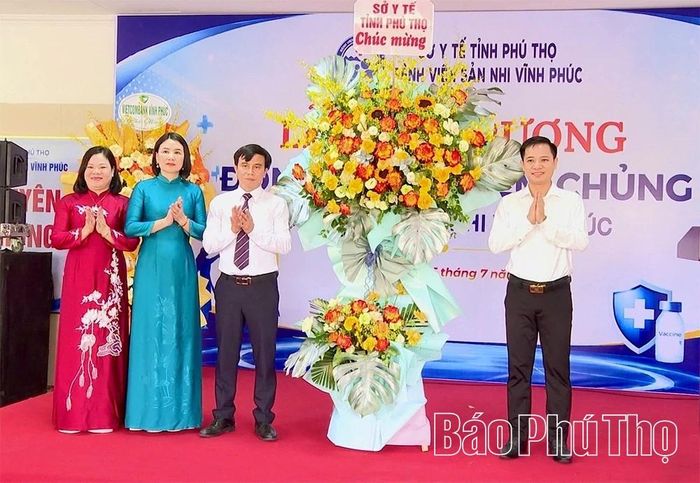 Lãnh đạo Sở Y tế tặng hoa chúc mừng Bệnh viện Sản nhi Vĩnh Phúc.