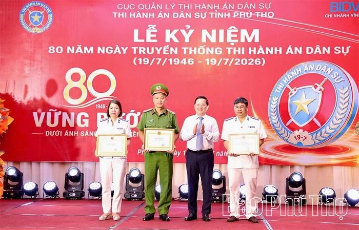 Thứ trưởng Bộ Tư pháp Mai Lương Khôi trao Bằng khen của Bộ Tư pháp cho các tập thể, cá nhân có thành tích xuất sắc.