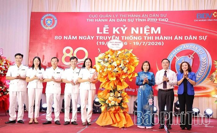 Trưởng Ban Nội chính Tỉnh ủy Quách Thế Ngọc, Phó Chủ tịch UBND tỉnh Phùng Thị Kim Nga và Phó Trưởng Đoàn chuyên trách Đoàn ĐBQH tỉnh Đặng Bích Ngọc tặng hoa chúc mừng Thi hành án dân sự tỉnh Phú Thọ.