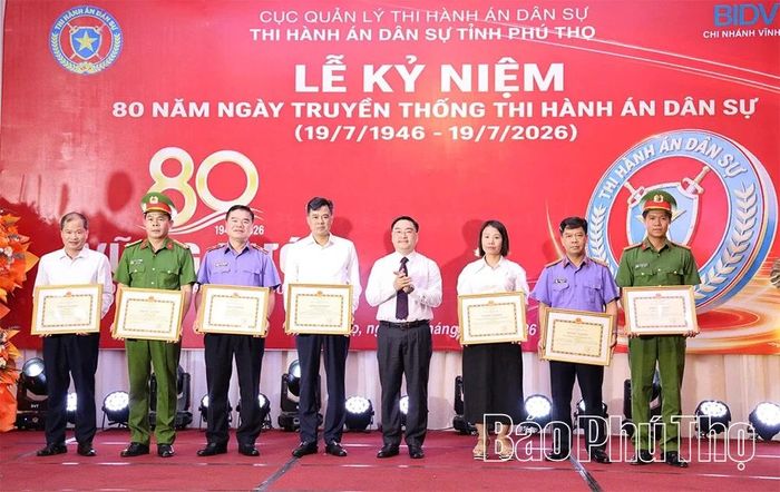 Trưởng Ban Nội chính Tỉnh ủy Quách Thế Ngọc trao Bằng khen của UBND tỉnh cho các tập thể có thành tích xuất sắc trong công tác thi hành án dân sự.