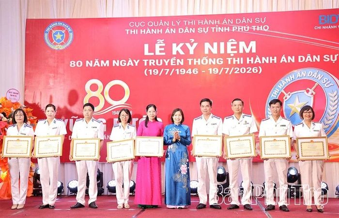 Phó Chủ tịch UBND tỉnh Phùng Thị Kim Nga trao Bằng khen của UBND tỉnh cho các cá nhân có thành tích xuất sắc trong công tác thi hành án dân sự.
