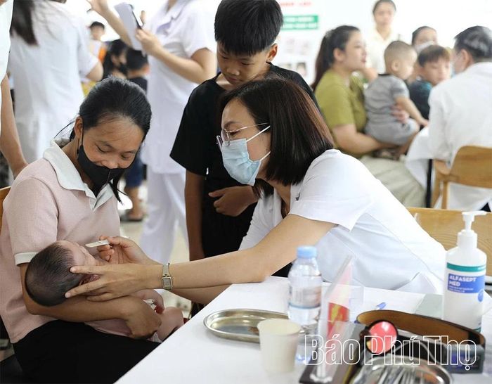 Các bác sĩ Bệnh viện Răng Hàm Mặt Trung ương Hà Nội trực tiếp thăm khám cho các em nhỏ tại chương trình.