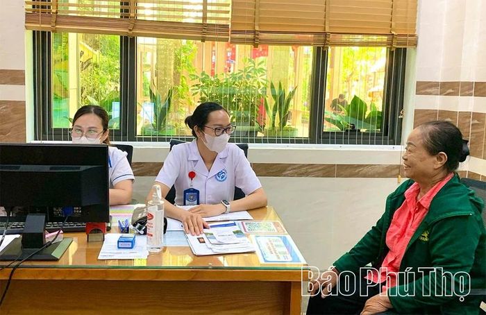 Trung tâm Y tế khu vực Thanh Thủy khám, tư vấn thuốc đúng, liều lượng chuẩn xác nhằm giảm chi phí cho bệnh nhân.
