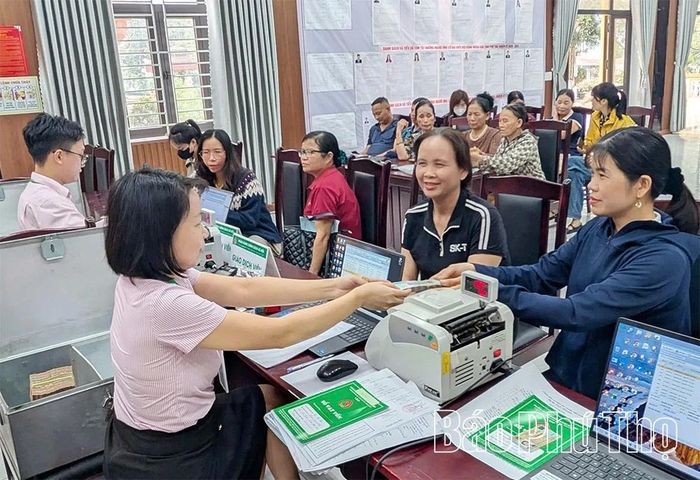 Cán bộ Phòng Giao dịch Ngân hàng Chính sách xã hội Tam Dương giải ngân vốn vay cho các đối tượng đúng quy định.