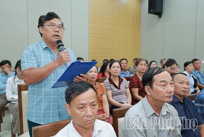 Cử tri phường Nông Trang đóng góp ý kiến về lĩnh vực quản lý đất đai.