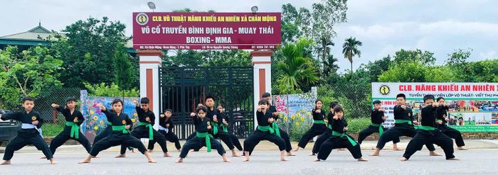 Học viên Câu lạc bộ võ thuật An Nhiên luyện tập võ cổ truyền Bình Định gia.