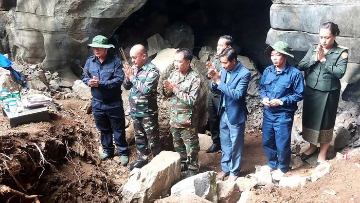 Cán bộ Đội Quy tập hài cốt liệt sĩ 589 và chính quyền, lực lượng chức năng tỉnh Khăm Muồn dâng hương tri ân các liệt sĩ - Ảnh: Đội 589