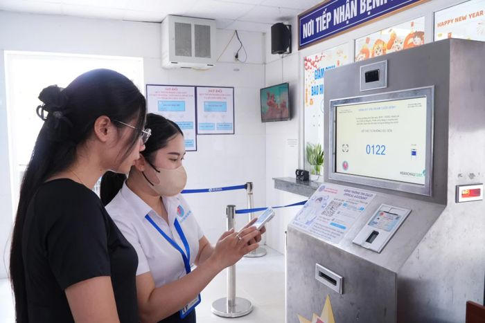Việc sử dụng căn cước công dân gắn chíp và ứng dụng VneID giúp người bệnh thực hiện thủ tục đăng ký khám nhanh chóng, thuận tiện hơn - Ảnh: M.H