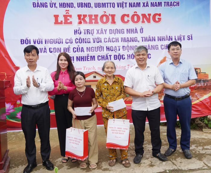 Đại diện lãnh đạo xã Nam Trạch tặng quà cho gia đình bà Nguyễn Thị Sửu và chị Đinh Thị Hiến - Ảnh: L.M