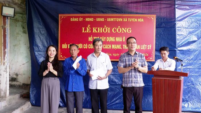 Đại diện lãnh đạo xã Tuyên Hóa tặng quà cho gia đình chính sách - Ảnh: Q.V