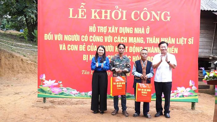 Các đại biểu trao quà cho các gia đình chính sách - Ảnh: N.M