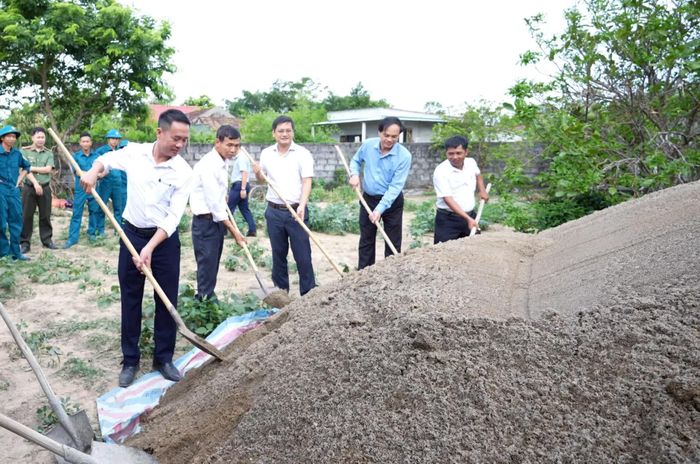 Đại diện lãnh đạo xã Lệ Ninh tham gia khởi công xây dựng nhà ở cho gia đình ông Hà Văn Tuynh, thôn Ninh Phước Thượng - Ảnh: L.C