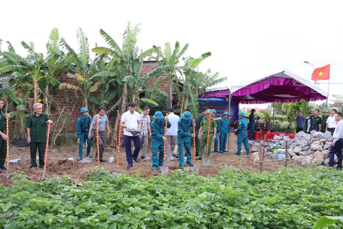 Lãnh đạo xã Tân Gianh thực hiện nghi thức động thổ khởi công xây dựng nhà ở - Ảnh: M.N