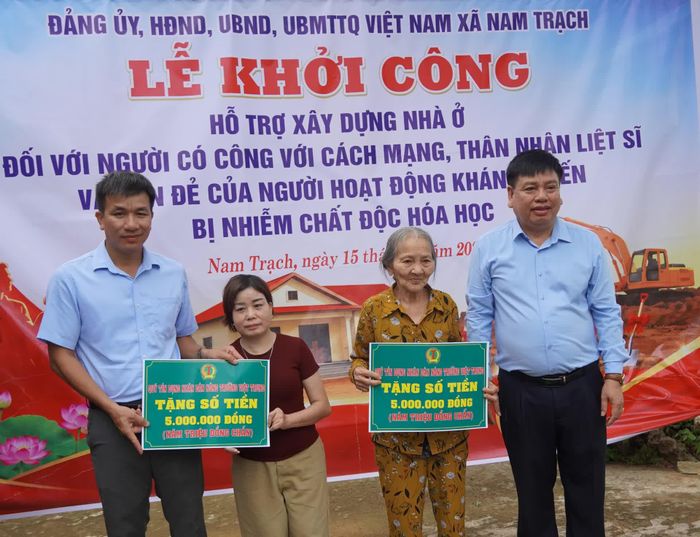 Lãnh đạo Quỹ tín dụng nhân dân Nông trường Việt Trung trao hỗ trợ kinh phí cho gia đình bà Nguyễn Thị Sửu và chị Đinh Thị Hiến - Ảnh: L.M
