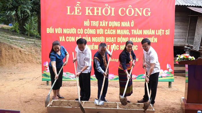 Đồng chí Đào Mạnh Hùng, Phó Chủ tịch Thường trực Ủy ban MTTQ Việt Nam tỉnh và các đại biểu thực hiện nghi thức khởi công - Ảnh: N.M