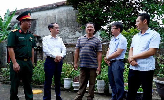 Đồng chí Phan Mạnh Hùng, Bí thư Đảng ủy phường Đồng Hới và các đại biểu thăm hỏi gia đình chính sách - Ảnh: P.V