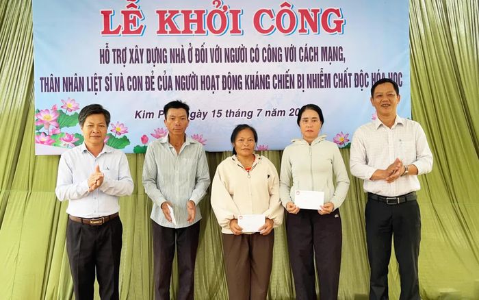 Đại diện lãnh đạo xã Kim Phú trao quà động viên các gia đình - Ảnh: X.P