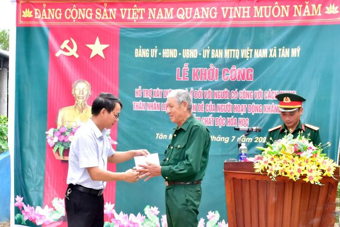 Lãnh đạo xã Tân Mỹ trao quà động viên gia đình - Ảnh: N.M.M