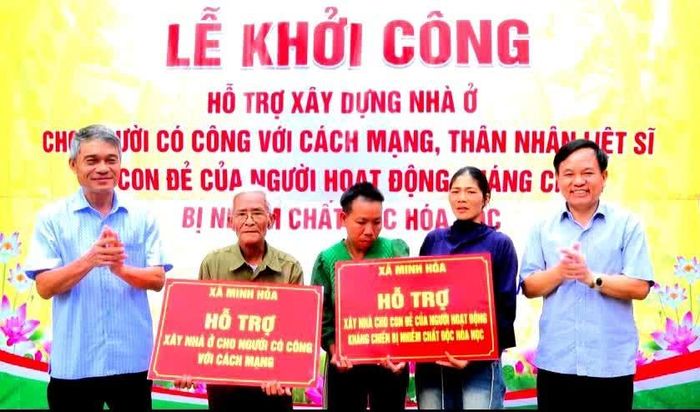 Đại diện lãnh đạo xã Minh Hóa trao biển tượng trưng hỗ trợ xây dựng nhà ở cho 2 gia đình - Ảnh: C.T