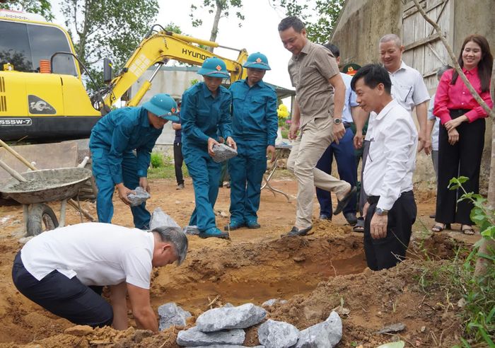 Các đại biểu thực hiện nghi thức khởi công xây dựng nhà ở cho bà Nguyễn Thị Sửu - Ảnh: L.M