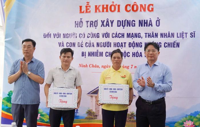 Đại diện lãnh đạo xã Ninh Châu trao tặng quà bà Dương Thị Sao và ông Nguyễn Mậu Miên - Ảnh: N.L