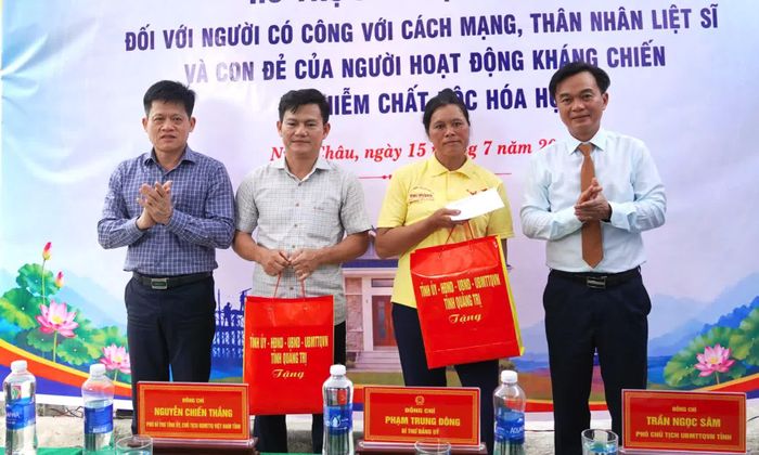 Đồng chí Nguyễn Chiến Thắng, Phó Bí thư Tỉnh ủy, Chủ tịch Ủy ban MTTQ Việt Nam tỉnh và đồng chí Lê Văn Bảo, Phó Chủ tịch UBND tỉnh tặng quà cho bà Dương Thị Sao và ông Nguyễn Mậu Miên - Ảnh: N.L