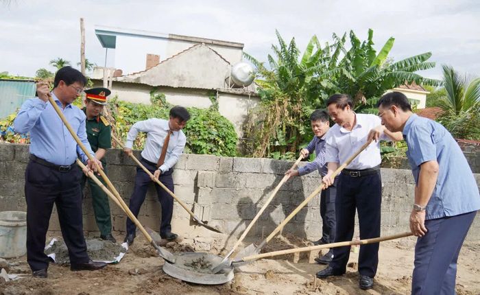 Đồng chí Nguyễn Chiến Thắng, Phó Bí thư Tỉnh ủy, Chủ tịch Ủy ban MTTQ Việt Nam tỉnh và đồng chí Lê Văn Bảo, Phó Chủ tịch UBND tỉnh cùng các đại biểu thực hiện nghi thức khởi công hỗ trợ xây dựng nhà ở cho bà Dương Thị Sao, thôn Quảng Xá, xã Ninh Châu - Ảnh: N.L