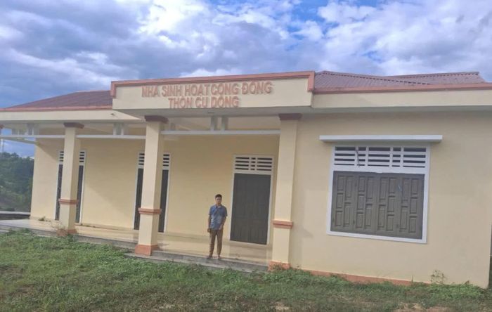 Nhà sinh hoạt cộng đồng thôn Cu Dông cũ khang trang được xây dựng trên mảnh đất của gia đình anh Hồ Văn A Rực hiến tặng - Ảnh: K.S