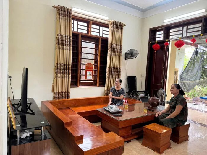 Bà Trương Thị On (phải) xem World Cup cùng chị gái - Ảnh: NVCC