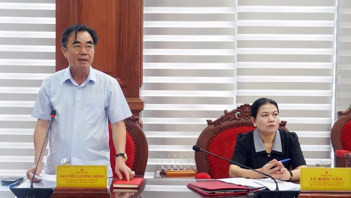Đồng chí Nguyễn Lương Bình, Trưởng ban Tổ chức Tỉnh ủy trao đổi, làm rõ những đề xuất, kiến nghị tại hội nghị - Ảnh: N.M