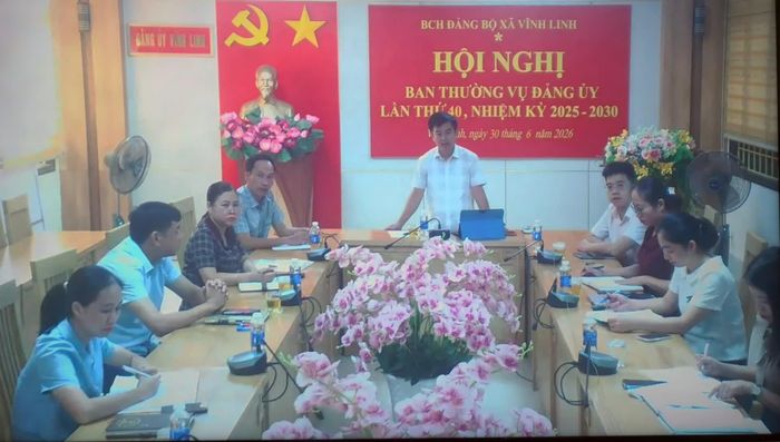 Đại diện Thường trực Đảng ủy xã Vĩnh Linh thảo luận tại hội nghị - Ảnh: N.M