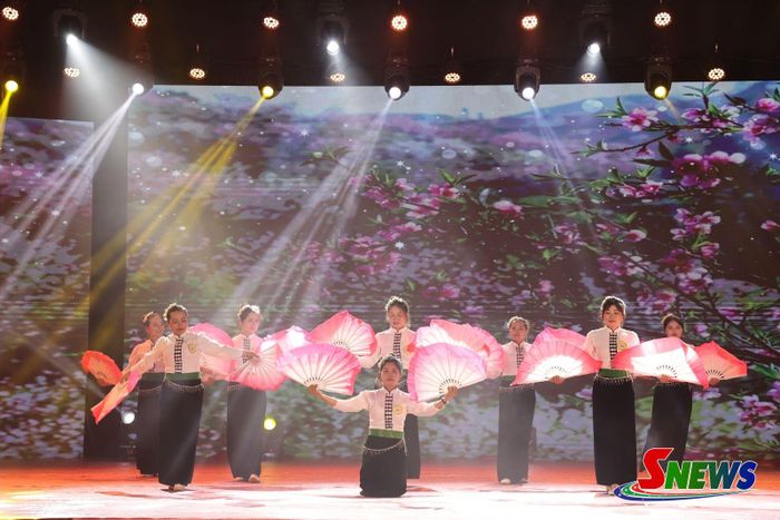 Tiết mục múa Sắc Xuân của đội văn nghệ bản Suối Bon, xã Vân Hồ.