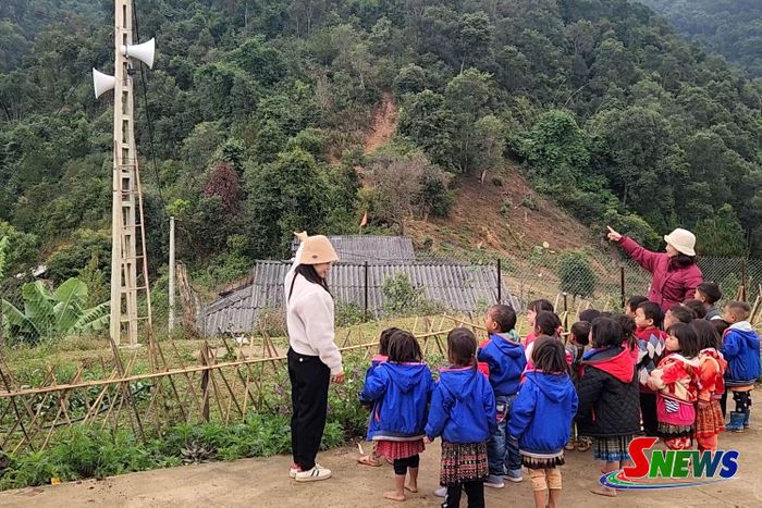 Cô và trò điểm trường Huổi Mươi, Trường Mầm non Hoa Đào, xã Chiềng Khoong tham quan, tìm hiểu mô hình "Tiếng loa Biên phòng".