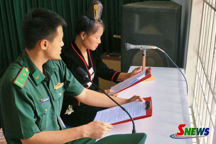 Cán bộ Đồn Biên phòng Mường Lạn sản xuất nội dung tuyên truyền cho người dân.