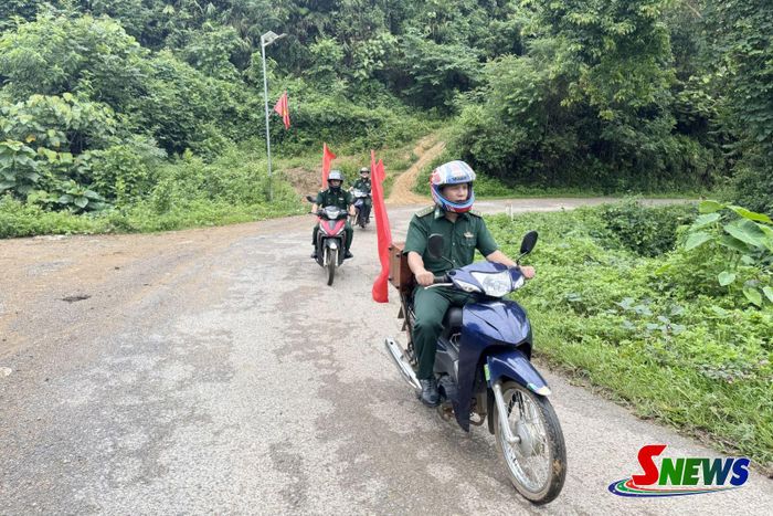Cán bộ, chiến sĩ Đồn Biên phòng Mường Cai đưa "Tiếng loa biên phòng" đến các bản làng xa xôi.