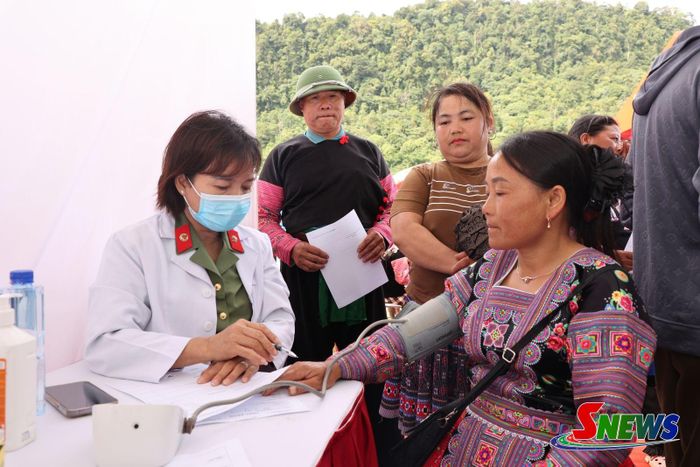 Cán bộ y, bác sĩ khám sàng lọc sức khỏe cho người dân xã Vân Hồ.