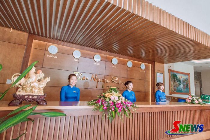 Nhân viên lễ tân đón khách tại Thảo Nguyên Hotel & Resort.