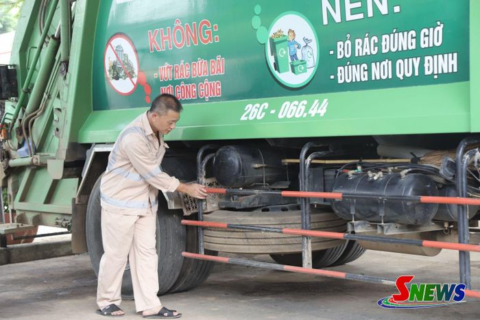 Công nhân Xí nghiệp Môi trường đô thị kiểm tra xe thu gom rác thải trước ca sản xuất.