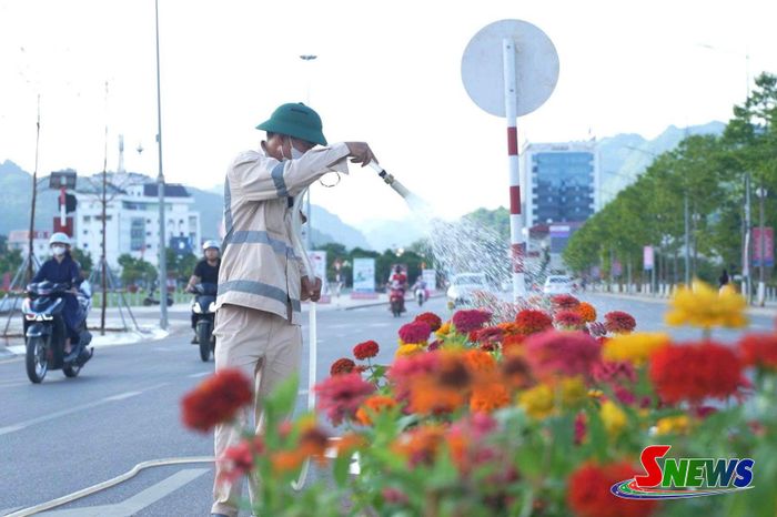 Công nhân Xí nghiệp Cây xanh chăm sóc hoa khu tại khu vực Quảng trường Tây Bắc.
