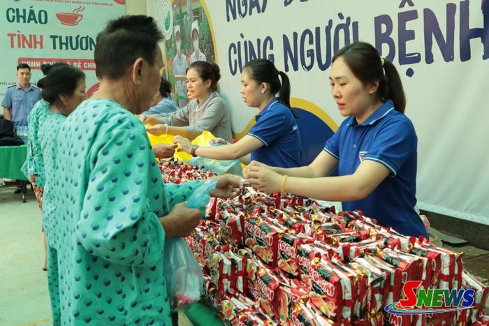 ĐVTN Chi đoàn Báo và phát thanh, Truyền hình Sơn La trao nhu yếu phẩm bệnh nhân.